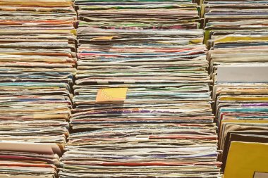 Vinil pikap kayıtları ile kutularıretro tarz görüntü