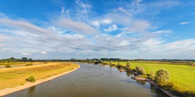 Gelderland ilinde eski Hollanda nehri Ijssel