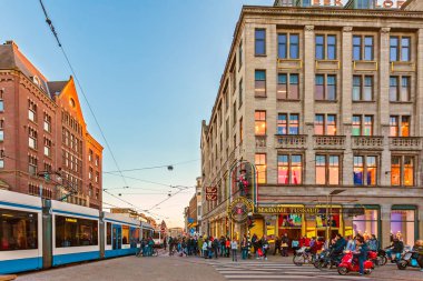 Amsterdam Baraj Meydanı, Hollanda 'da yoğun trafik var.