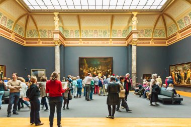 Gece Nöbeti yağ sancısıyla Hollanda Rijksmuseum salonunu seyret.