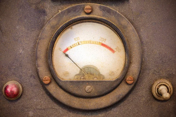 Vintage voltímetro polvoriento en una carcasa de metal — Foto de Stock
