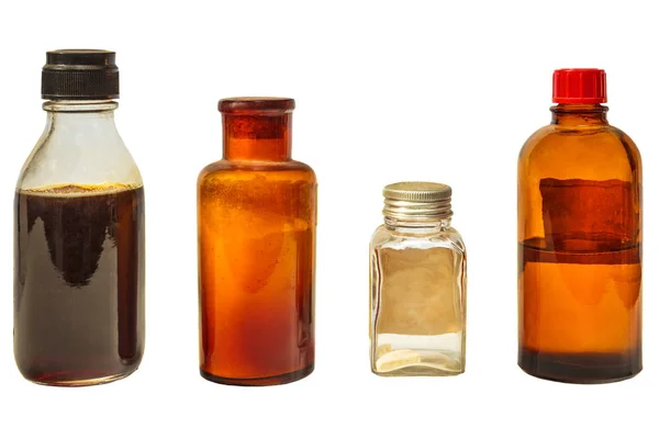 Четыре бутылки винтажных лекарств изолированы на белом — стоковое фото