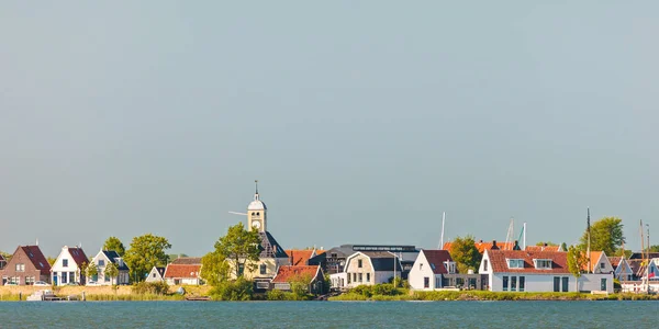 Traditionelle Holzhäuser im kleinen holländischen Dorf Durgerda — Stockfoto