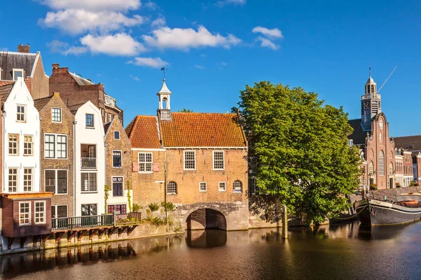 荷兰德尔夫沙文一条运河边的中世纪房屋 — 图库照片