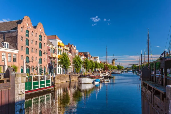 Casas medievales junto a un canal en Delfshaven, Países Bajos —  Fotos de Stock