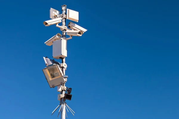 Pole mit verschiedenen Überwachungskameras und Bewegungssensoren — Stockfoto