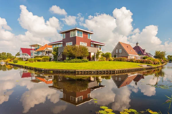 Moderne Villen in der Provinz Friesland, Niederlande — Stockfoto