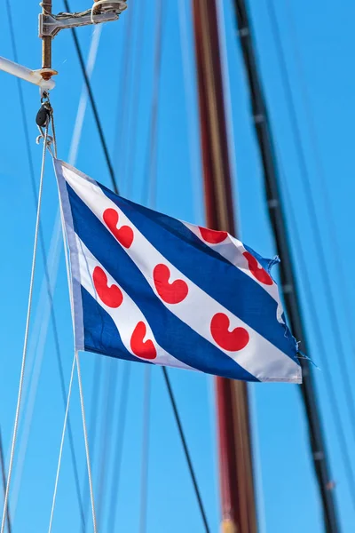 Nizozemská fríská vlajka na plachetnici — Stock fotografie