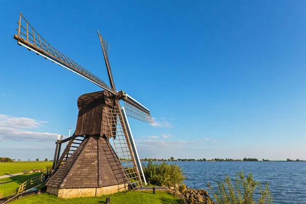 Ancien moulin à vent en bois dans la province néerlandaise de Frise — Photo