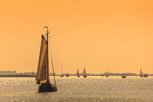 Frisia veleros holandeses durante la puesta del sol — Foto de Stock