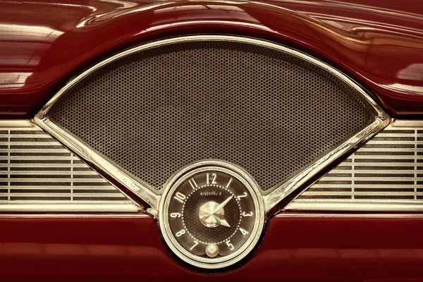 Часы внутри классической машины пятидесятых годов — стоковое фото