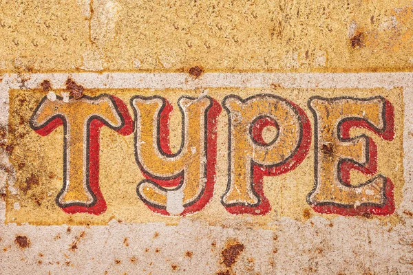Παλιό σκουριασμένο μεταλλικό σήμα με τον τύπο λέξης — Φωτογραφία Αρχείου