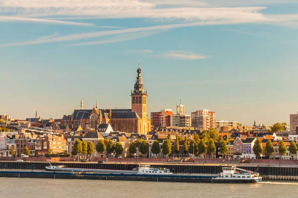 De Nederlandse stad Nijmegen tijdens zonsondergang — Stockfoto