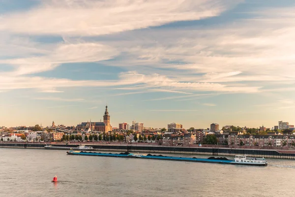 De Nederlandse stad Nijmegen tijdens zonsondergang — Stockfoto
