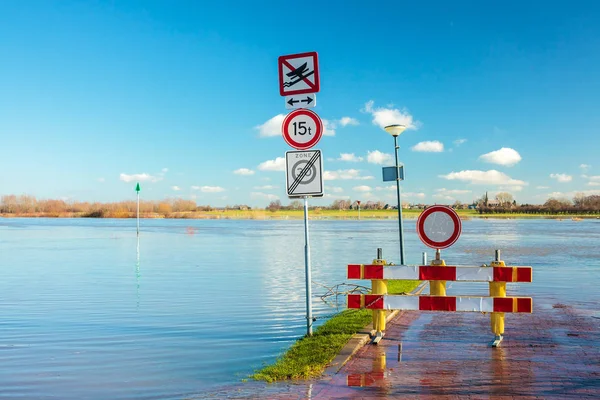 Hollanda nehri Ijssel önünde sular altında yol