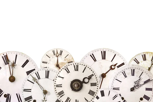 Набор различных винтажных часов, изолированных на белом — стоковое фото