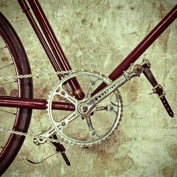 옛날 자전거의 모습을 역방향으로 본떠서 그린 그림 — 스톡 사진