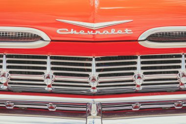 Eski bir Chevrolet arabasının klasik kırmızı önü.