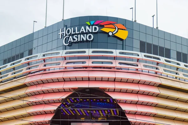 Hollanda 'nın Scheveningen, Hollanda' daki Lahey kentindeki Holland Kumarhanesi 'nin girişine bakın.