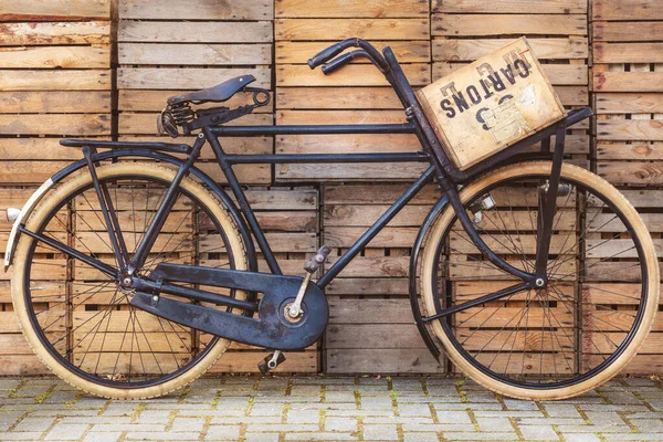 Vintage Czarny Transport Towarów Rower Nośnikiem Skrzyni Przed Starymi Drewnianymi — Zdjęcie stockowe