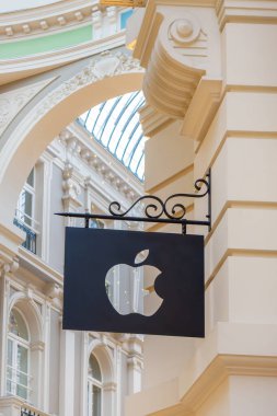 Apple Bilgisayar logosu Lahey, Hollanda 'daki bir Mac mağazasının önünde asılı.