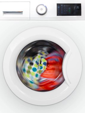 Renkli çamaşırları olan modern bir elektronik çamaşır makinesinin ön kapağı.