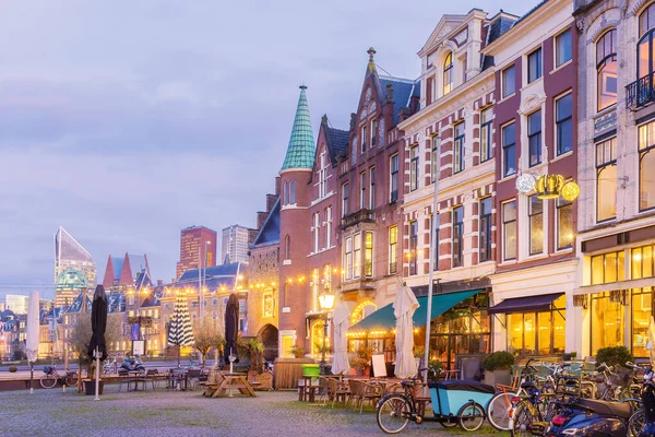 荷兰海牙古城中心的中央历史广场上有酒吧和餐馆 后面有政府大楼和办公大楼 — 图库照片