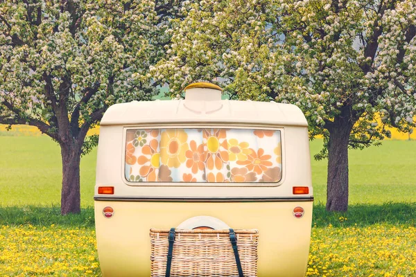 Arrière Vintage Une Caravane Deux Tons Jaune Blanc Devant Paysage — Photo