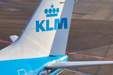 Hollanda Havayolları KLM / Royal Dutch Airlines 'ın Hollanda' daki Schiphol Havaalanı 'ndaki arka kanadı.