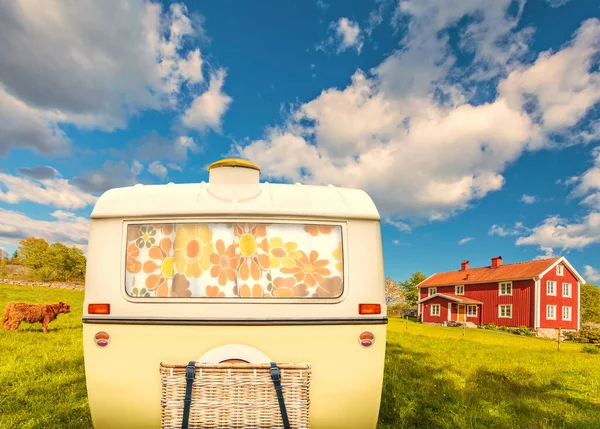 Vintage Arrière Une Caravane Deux Tons Jaune Blanc Devant Une — Photo