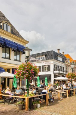 Hollanda 'nın başkenti Elburg' un merkez meydanında insanlarla dolu restoranlar.