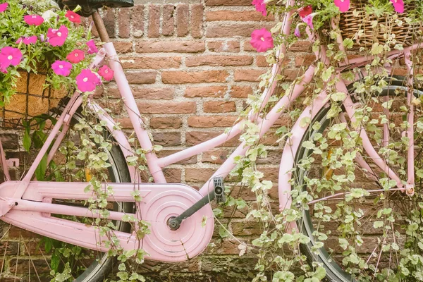 Retro Różowa Kobieta Rower Kwitnących Kwiatów Kosz Przed Starą Kamienną — Zdjęcie stockowe