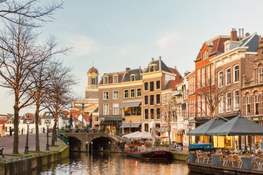 Hollanda 'nın Nieuwe Rijn Kanalı' nın tarihi manzarası. Köprüsü ve tarihi binaları Hollanda 'nın Leiden şehrinin merkezinde.