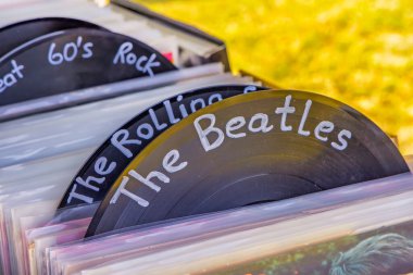 Den Bosch, Hollanda - 12 Mayıs 2024: Hollanda, Den Bosch 'taki antika 50' lerden 70 'lere kadar olan bit pazarının vinil plaklı kutuları