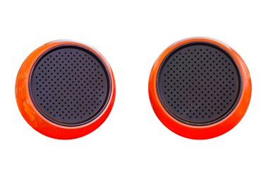 İki izole edilmiş kırmızı 70 'li yıllar stereo hoparlörü beyaz arka planda izole edilmiş.