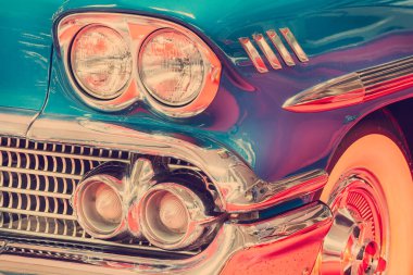 Krom aksanlı klasik bir arabanın yan görünümü