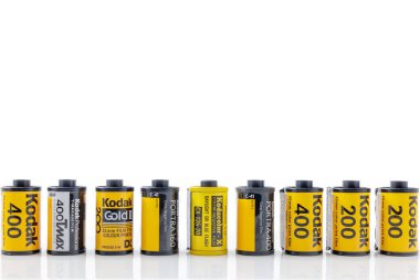 Dieren, Hollanda - 27 Ekim 2023: Dieren, Hollanda 'da beyaz bir arkaplan önünde Vintage Kodak film fişekleri