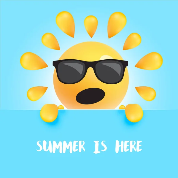 Sorriso de sol engraçado com o título "" O verão está aqui ", ilustração vetorial —  Vetores de Stock