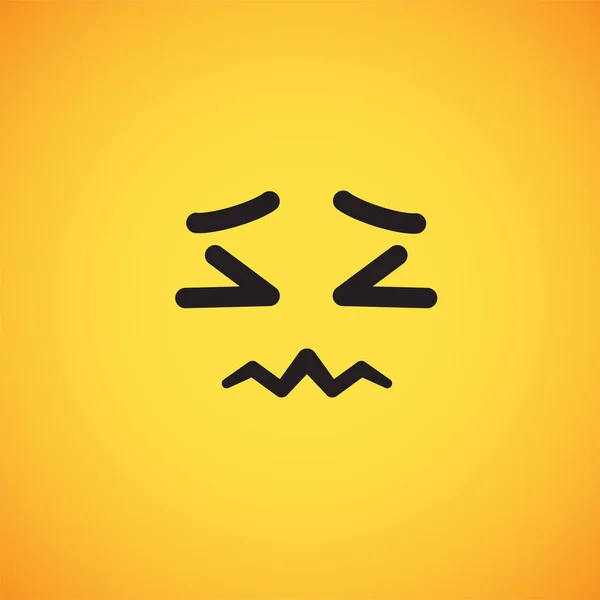 Emoticon giallo realistico di fronte a uno sfondo giallo, illustrazione vettoriale — Vettoriale Stock