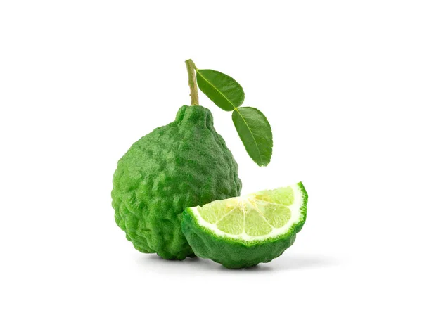 Beyaz arka planda izole edilmiş Bergamot meyvesi. Kesme yolu
