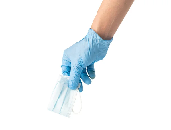 Tıbbi yüz maskesi tutan el. 