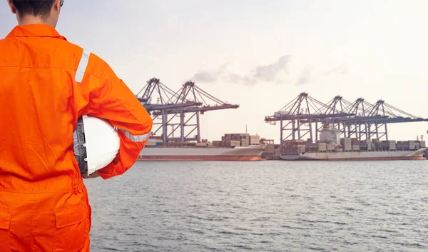 Güvenlik kaskı takan mühendisler, uluslararası lojistik geçmişlerinin taşınması konusunda inşaat alanında çalışmaya hazırlar. 