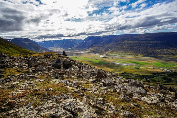 आइसलैंड के उत्तर में गेंदबाज के लिए पैदल यात्रा। आइसलैंड के परिदृश्य का आनंद ले रहे . — स्टॉक फ़ोटो, इमेज