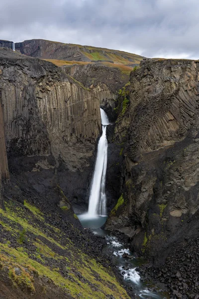 Litlanesfoss は、アイスランドで非常に美しい小さな滝です。. — ストック写真