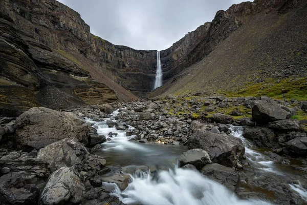 Cascada de Hengifoss en Islandia Oriental, cerca de egilstadir — Foto de Stock