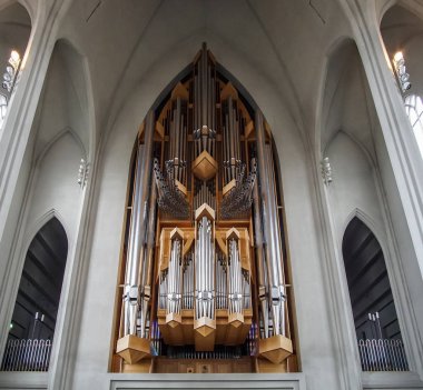 Reykjavik, İzlanda - 19 Eylül Haziran 2018: alt görünümü organ boru tanımlıkHallgrimskirkja Kilisesi Kazısı Reykjavik