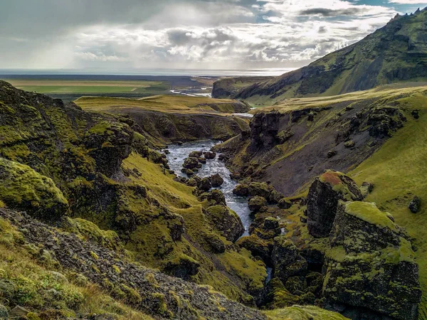 एक ग्लेशियर नदी एक आइसलैंडिक लैंडस्केप के माध्यम से चलती है . — स्टॉक फ़ोटो, इमेज