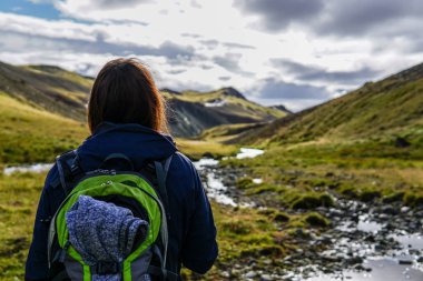 İzlandalı bir manzara ile Glaciel nehir geçiyor.