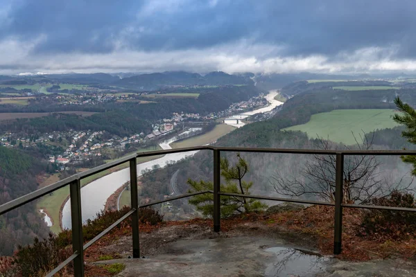 Blick vom Lilienstein in der Sächsischen Schweiz auf das Elbtal. — Stockfoto