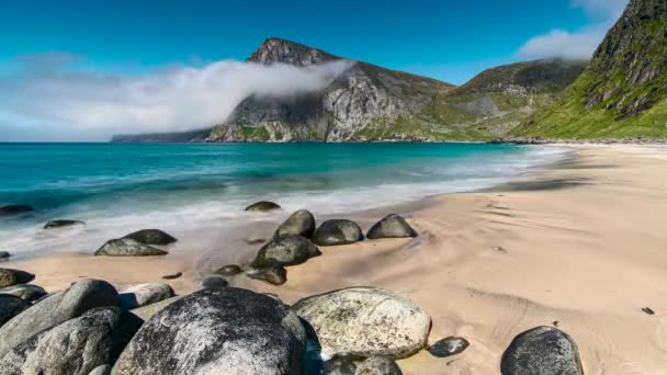 Jednou z nejunikátnějších pláží je určitě pláž Kvalvika — Stock video